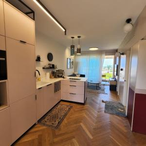 O bucătărie sau chicinetă la lasuita- exclusive suites cesarea- sea view suite