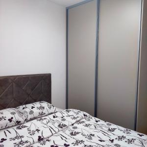 Postel nebo postele na pokoji v ubytování Apartman Boomerang Banja Luka