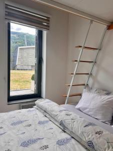 een slaapkamer met een stapelbed en een raam bij Srna Apartment - Bjelašnica in Bjelašnica
