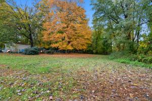 un ampio cortile con foglie sull'erba di East Haddam CT Country Loft a East Haddam