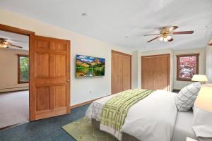 una camera da letto con un letto e un ventilatore a soffitto di East Haddam CT Country Loft a East Haddam