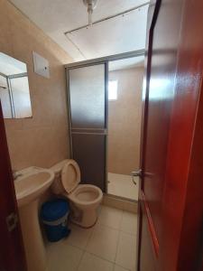 uma casa de banho com um WC, um lavatório e um chuveiro em Hostal la Casa del Músico em El Cocuy