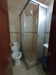 La salle de bains est pourvue d'une douche, de toilettes et d'un lavabo. dans l'établissement Hostal la Casa del Músico, à El Cocuy