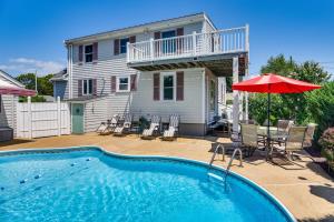 une maison avec une piscine et une terrasse avec un parasol dans l'établissement Bristol Home with Pool about 3 Mi to Dtwn and Beach!, à Bristol