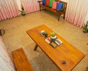 a coffee table in a living room with a couch at Kothmale Homestay in Mawatura