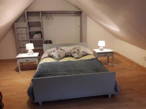 Кровать или кровати в номере Maison chaleureuse avec cheminée des coudrais