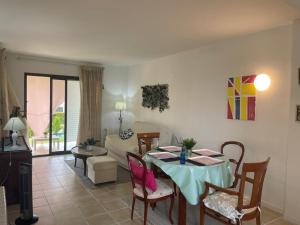 sala de estar con mesa y sofá en Hermoso piso para 4 Pax Corvera Golf Country Club, en Corvera