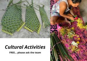 une femme organise des fleurs sur une grille verte dans l'établissement ALAROOTS HUAHINE, à Haapu