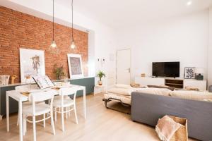 una sala de estar con un sofá y una mesa en Casa San Miguel Terrace - Centro Zaragoza, en Zaragoza