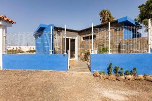 una recinzione blu di fronte a un edificio di Casa Azul a Granadilla de Abona