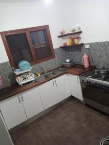 uma cozinha com um lavatório e um fogão em Evarist Mianzini House em Arusha