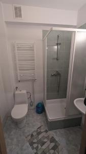 uma casa de banho com um WC, um chuveiro e um lavatório. em Zielono mi....... em Jelenia Góra