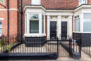 una cerca negra frente a una casa en 6bd Home-Contractors A+ Location en Sheffield