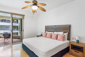 ヌエボ・バジャルタにあるNitta Condo #203のベッドと天井扇風機のある寝室 +32枚の写真