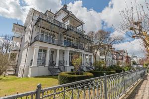 宾茨Villa Baltik的前面有栅栏的大白色房子