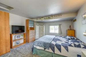 Ένα ή περισσότερα κρεβάτια σε δωμάτιο στο Darrington Rental with Private Yard and Mountain Views