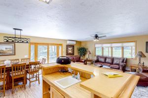 eine Küche und ein Wohnzimmer mit einem Sofa und einem Tisch in der Unterkunft Black Hills Hideaway in Lead