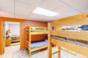2 Etagenbetten in einem Zimmer mit Spiegel in der Unterkunft Black Hills Hideaway in Lead