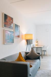 ein Wohnzimmer mit einem Sofa und einem Tisch in der Unterkunft Green-Building Appartement in Bielefeld