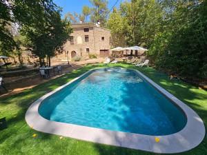 una vista dall'alto di una piscina in un cortile di Molí dels Aubins a Cornudella de Montsant Altre 85 foto