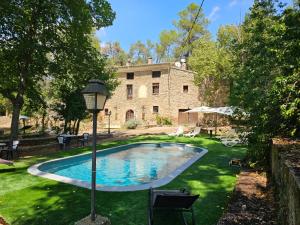 una piscina nel cortile di una casa di Molí dels Aubins a Cornudella de Montsant