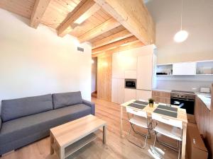 ein Wohnzimmer mit einem blauen Sofa und einem Tisch in der Unterkunft The Ventas Whim. in Madrid