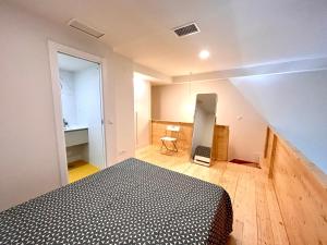 een slaapkamer met een bed en een bureau in een kamer bij The Ventas Whim. in Madrid