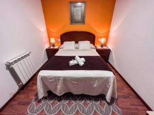 a bedroom with a bed with two towels on it at Casa Gonzalo in Arou