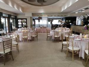 Restoran või mõni muu söögikoht majutusasutuses Duna Garden Hotel