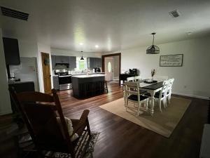 eine Küche und ein Wohnzimmer mit einem Tisch und Stühlen in der Unterkunft Country Hills Hideaway in Millersburg