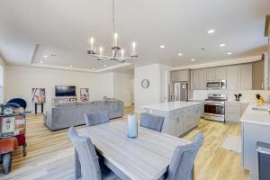een keuken en woonkamer met een tafel en stoelen bij Arena Roja House in Washington