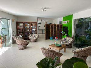 sala de estar con sillas y mesa en Pousada Baía das Conchas, en Ubatuba