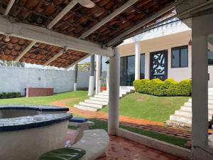 une terrasse d'une maison avec une piscine et une cour dans l'établissement Casa para fines de semana, à Cuernavaca