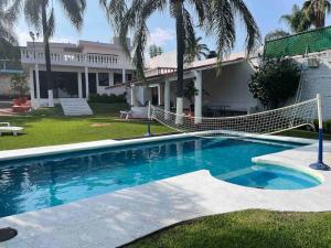ein Pool vor einem Haus in der Unterkunft Casa para fines de semana in Cuernavaca
