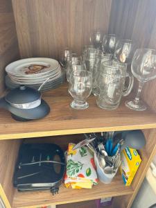彼得羅波利斯的住宿－SUPER KIT EM ITAIPAVA，木架上摆放着碗碟和玻璃杯