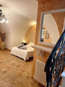 um quarto com uma cama e um espelho num quarto em Raffinato Open Space em Orsogna