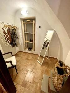 um quarto com um espelho no chão e uma cadeira em Raffinato Open Space em Orsogna