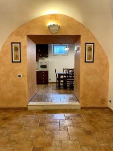 uma cozinha e sala de jantar com uma entrada em arco em Raffinato Open Space em Orsogna