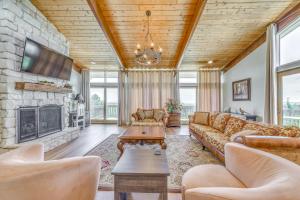 Serene Cabin with Mountain Views and Fire Pit!