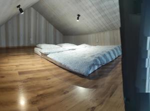 A bed or beds in a room at Domek całoroczny nad Jeziorem Izdebno