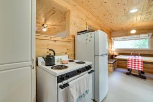 Il comprend une cuisine équipée d'une cuisinière et d'un réfrigérateur. dans l'établissement Enchanted Lake Huron Cottage with Beach Access!, à Rogers City