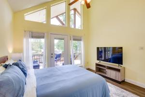 - une chambre avec un grand lit et une télévision à écran plat dans l'établissement Tranquil Home on Cedar Creek Fish, Kayak and Unwind, à Tool
