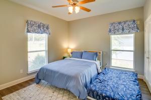 - une chambre avec un lit et un ventilateur de plafond dans l'établissement Tranquil Home on Cedar Creek Fish, Kayak and Unwind, à Tool