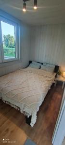 Postel nebo postele na pokoji v ubytování Domek całoroczny nad Jeziorem Izdebno