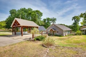 una casa con cenador en un patio en Tranquil Home on Cedar Creek Fish, Kayak and Unwind, en Tool