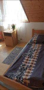 包道乔尼托毛伊Badacsonyi Csobbanás privát bérlemény的一张大床,位于一个床上