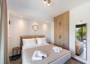 Un dormitorio con una cama con toallas. en Blue Icons Lefkas, en Nikiana