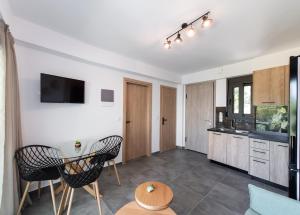 Una cocina con una mesa y sillas en una habitación. en Blue Icons Lefkas, en Nikiana 8 fotos más