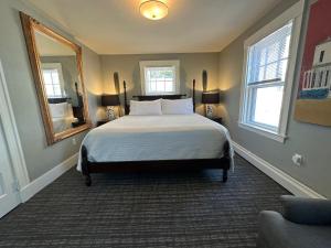 una camera con letto e specchio di Gifford House a Provincetown