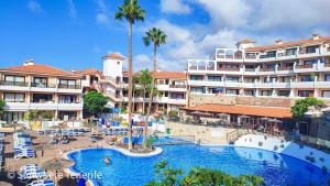 un complejo con piscina y hotel en Spacious apartment with private garden in Tenerife south, en San Miguel de Abona